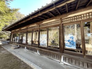 社務所隣の建物に貼ったポスターの写真