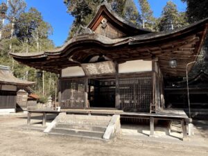 油日神社の拝殿の写真