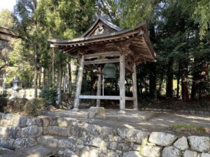 油日神社の鐘楼の写真