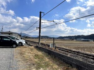 宇奈月の駐車場とJR草津線の線路