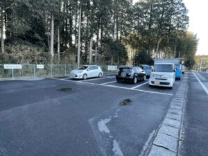 県道沿いの駐車場の写真