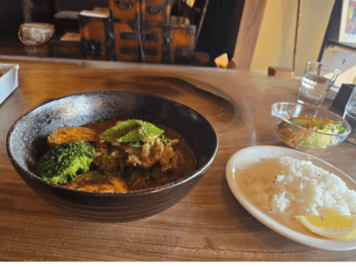 豚バラとネギの白味噌仕立てのスープカレーの写真