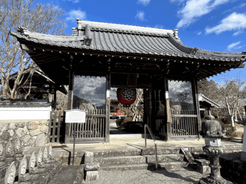 櫟野寺の仁王門の写真