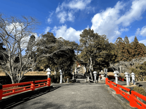 朱塗りの橋と石段の写真