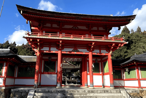 大鳥神社の楼門の写真