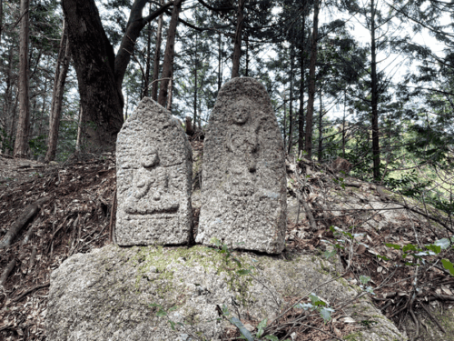 小石仏の坐像と立像