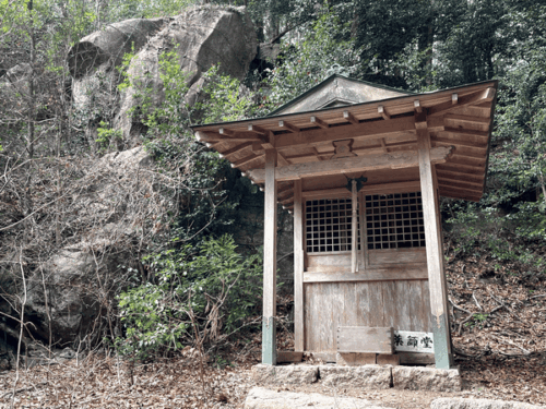 息障寺の薬師堂の写真