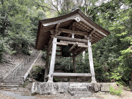 釣鐘堂横の石段