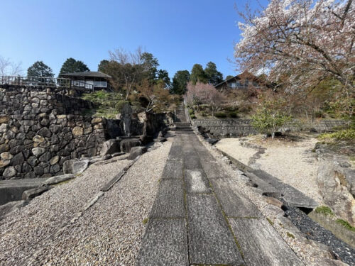 明王寺の階段登り口