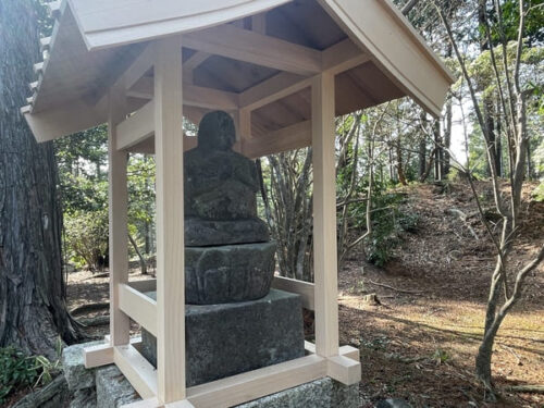 明王寺で祀られている山の神様の写真