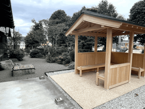 慈眼寺境内にある東屋の写真