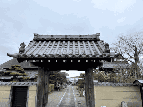 慈眼寺の山門の写真