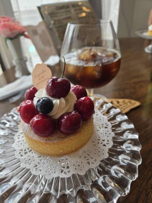 Lm'sのアメリカンチェリータルトとコーヒーの写真