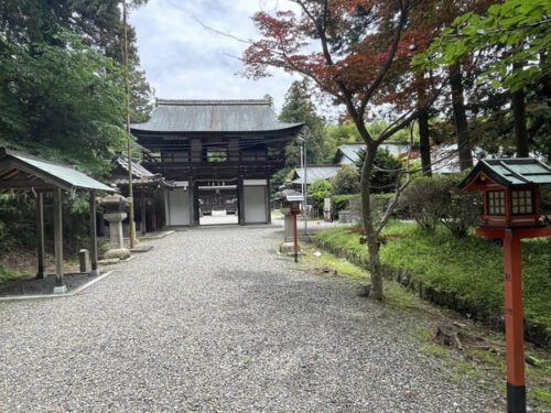 柏木神社の参道から楼門をのぞむ