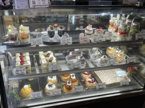 Lm'sのショーケースとスイーツの写真